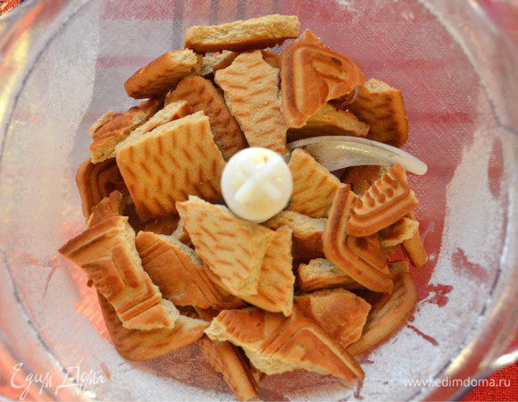 Готовим посыпку. Крупно измельчаем печенье в комбайне.