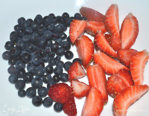 Готовим карамельный ягодный тар-тар. Моем и обсушиваем ягоды. клубнику нарезаем если она крупная.