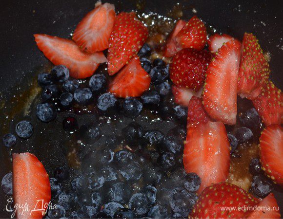 в сковороду насыпаем 2 ст. ложки мелкого песка. Растапливаем до жидкой карамели. Когда начинает он карамелизироваться осторожно добавляем 50 грамм сливочного масла и бальзамический соус. Добавляем ягоды, выключаем огонь и помешивая карамелизируем ягоды.