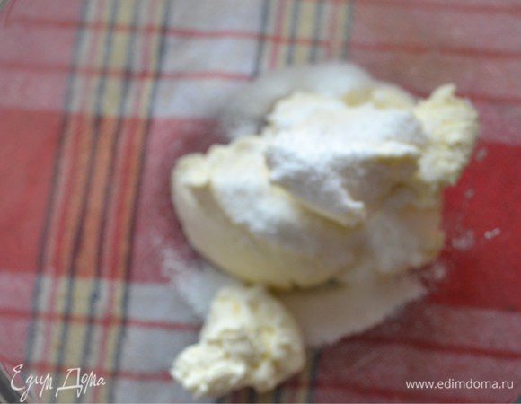 К сыру добавляем сахарную пудру сок лимона и ваниль. Все взбиваем.