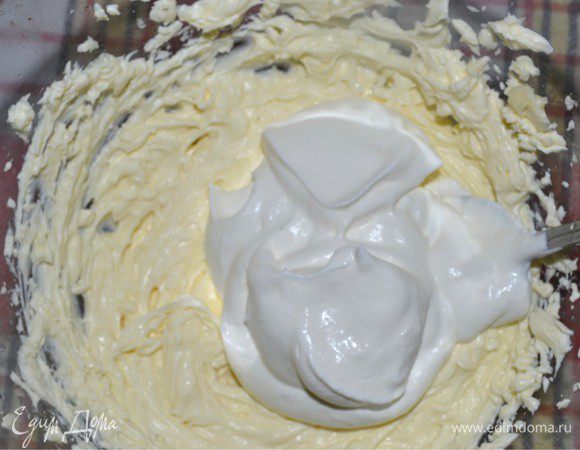 Добавляем сливки к сыру. Главное с сливками не переборщить, что бы остался именно сырный вкус. Все взбиваем, и ставим охлаждаться.