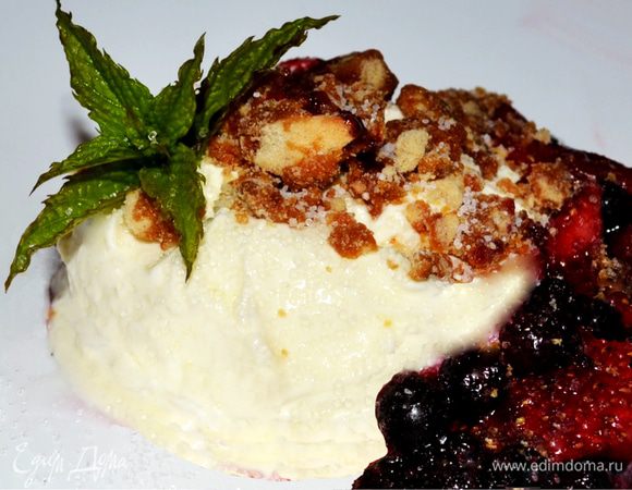 Далее выкладка. Если есть кулинарное кольцо, то это здорово :) Но и так тоже вкусно) Выкладываем в центр ванильно-сырный крем, Сбоку добавляем ягодный тар-тар. И все присыпаем измельченной крошкой из печенья. Приятного аппетита!