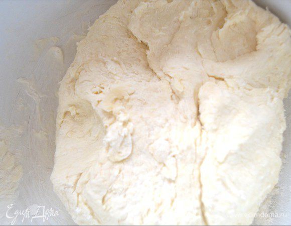 Замесить очень пластичное, мягкое и нежное тесто из маргарина, муки, разрыхлителя и сметаны. Я не добавляю соль, пресное тесто лучше подчеркивает вкус сыра и лука.