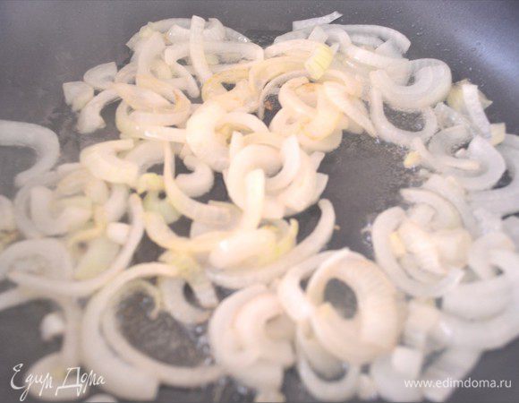 Репчатый лук режим полукольцами и обжариваем до карамельного цвета.