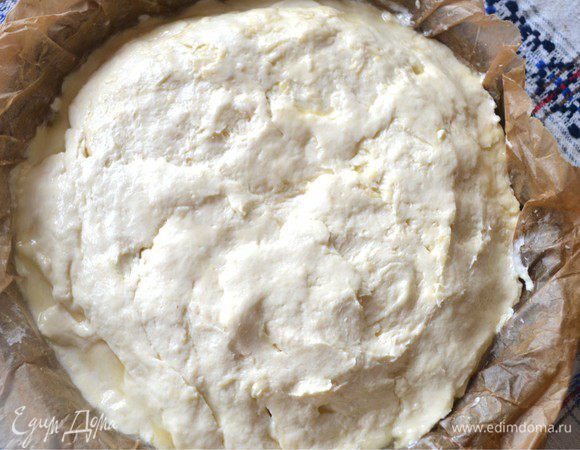 Второй половинкой теста закрываем пирог. Защипываем края. Часть яйца попадет на верхнюю часть. Осторожно руками обмазываем ее, для корочки.
