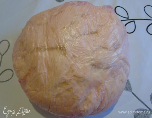 Замесить тесто, завернуть в пленку и отправить в холодильник на 30 минут.