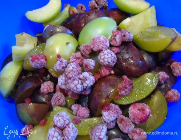 Пока тесто охлаждается, приготовим начинку. Сливы вымоем, вынем косточку и нарежем на четвертинки. Добавить малину (у меня мороженная). Присыпать сахаром.