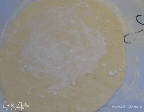 Рабочую поверхность хорошо присыпать мукой, выложить тесто и разделить его на 4 части. Каждую часть раскатать в круг и чуть присыпать крахмалом, не доходя до края.