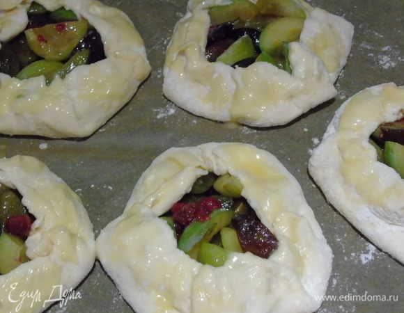 Выложить начинку на середину, завернуть края и смазать растопленным сливочным маслом.