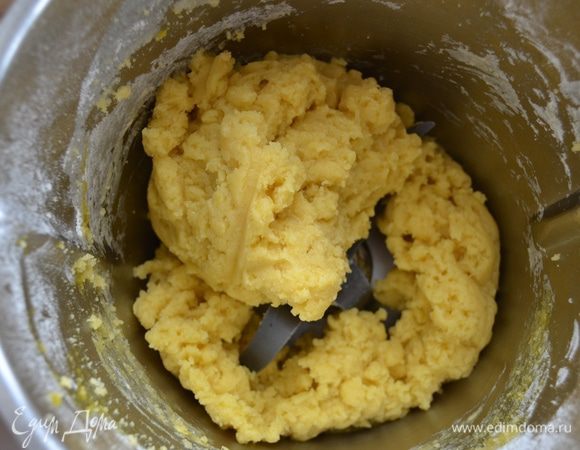 В зависимости от муки или влажности воздуха вам может потребоваться добавить пару столовых ложек холодной воды. В любом случае, готовое тесто должно собраться в большой комок и быть вот такой консистенции, как на фото. 