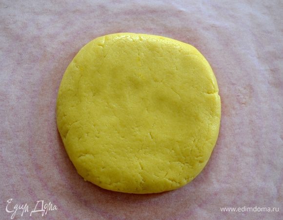 Выложить готовое тесто на рабочую поверхность, сформировать из него толстую лепешку, завернуть в пищевую пленку и убрать в холодильник на время, пока будем готовить лимонный крем. 