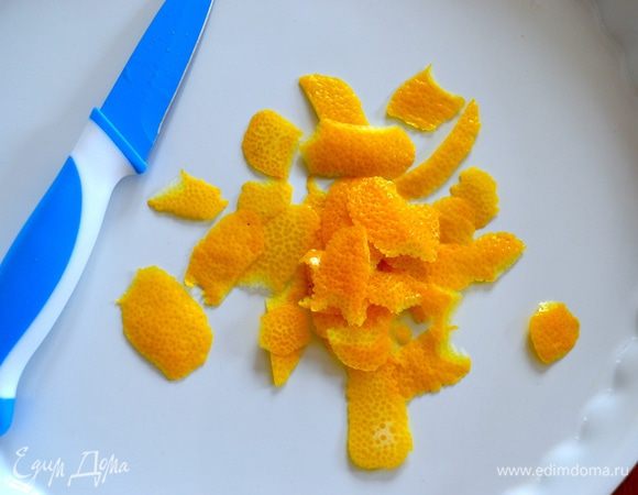 Для крема осторожно острым ножом снять цедру с двух лимонов, стараясь снять только верхний слой кожицы, без белой мякоти. Измельчить цедру ножом или в блендере. Из лимонов выдавить нужное количество сока.