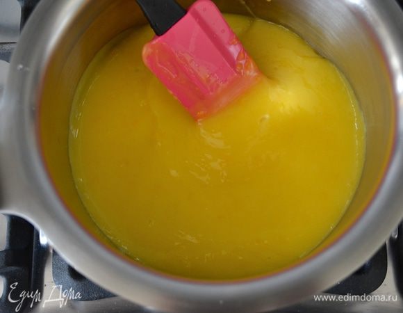 В небольшую кастрюльку разбить два яйца, смешать с сахаром, добавить сливочное масло и лимонный сок с цедрой. Поставить кастрюльку на средний огонь и варить крем, все время помешивая, до загустения. Не дать крему закипеть, чтобы яйца не свернулись. Готовый крем снять с огня и остудить!