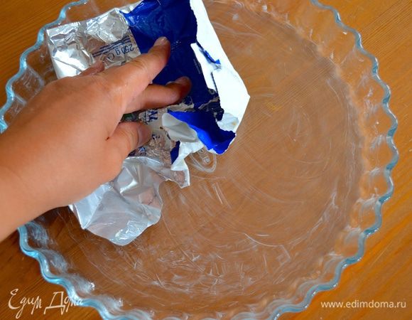 Форму для выпечки (22-24 см диаметром) смазать сливочным масло и присыпать слегка мукой.