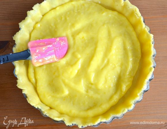 Выложить на тесто остывший крем и разровнять.
