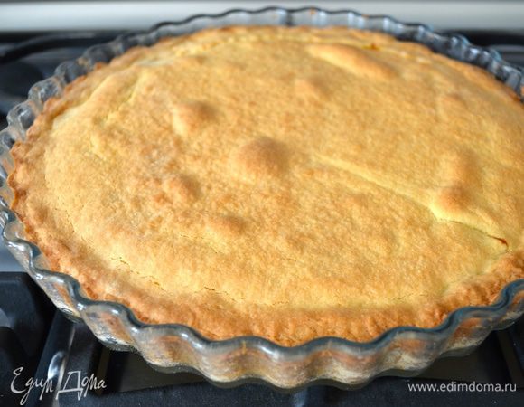 Выпекать пирог в разогретой до 180°C духовке около 30 минут до золотистого цвета. В любом случае, ориентируйтесь по своей духовке! Готовый пирог достать из духовки и полностью остудить его в форме.