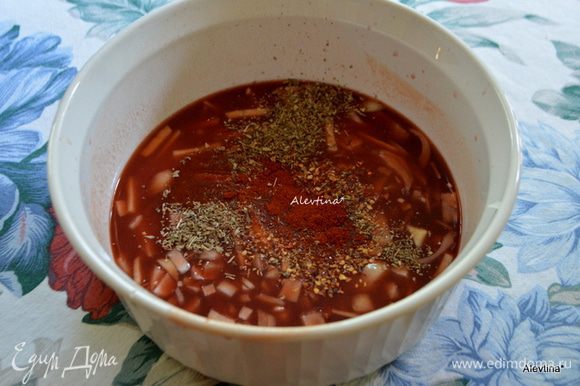 Приготовить маринад в емкости, чеснок раздавить. Помидоры можно заменить на острый томатный сок.