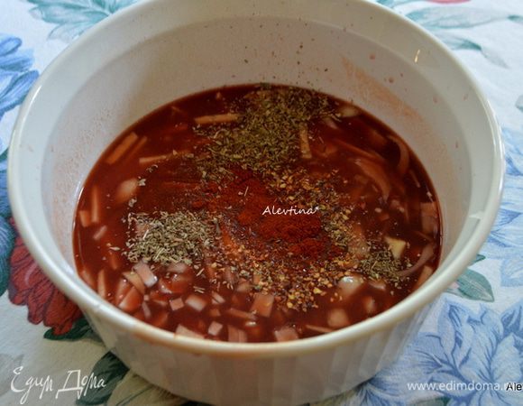 Приготовить маринад в емкости, чеснок раздавить. Помидоры можно заменить на острый томатный сок.