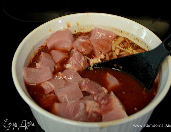 Свинину нарезать кубиками, жир срезать. Положить в блюдо с маринадом и оставить, прикрыв на ночь, в холодильнике.