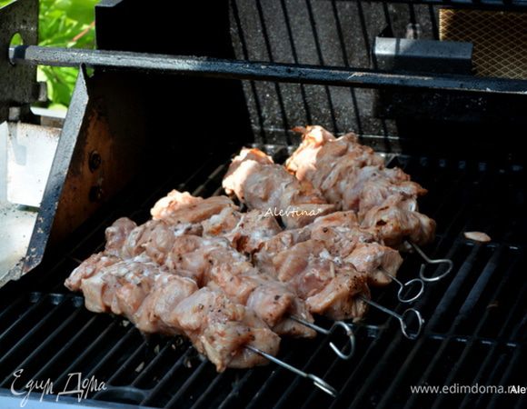 Нанизать на шампура. Готовить на разогретом гриле, слегка сбрызнув маслом.