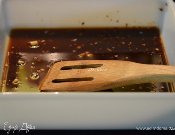 Приготовить маринад в емкости. Чеснок очистить и нарезать, имбирь натереть на терке.