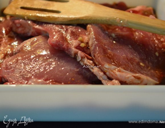 Положить в маринад свиные отбивные тонкой нарезки. Мариновать 1 час.