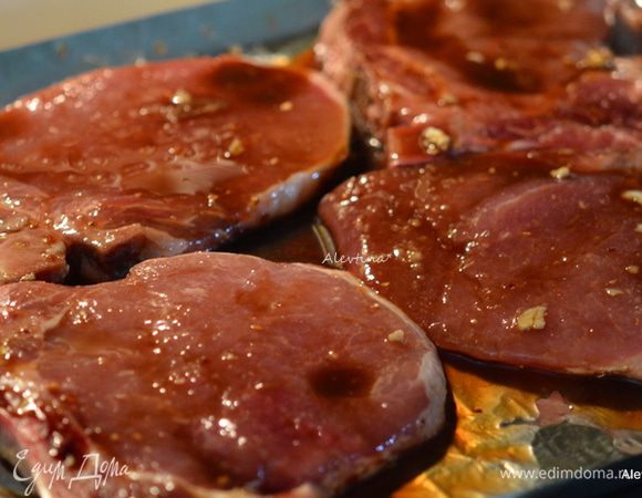 Готовим свиные отбивные после маринования на разогретом гриле или в духовке на противне (200С 40 мин.)