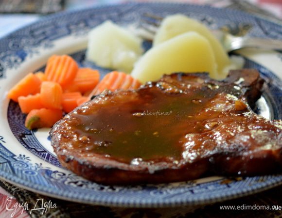 Подаем свиные отбивные, полив маринадным соусом, с готовым гарниром. Приятного аппетита.