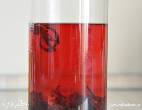 Получается напиток красивого рубинового цвета.
