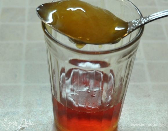 Процедить каркаде в графин, остудить до теплого состояния и добавить мёд. Сладость регулируйте по своему вкусу. Мне понадобилась 1 столовая ложка мёда.
