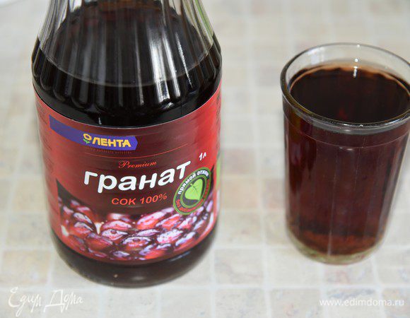 Полностью остудить чайный напиток и добавить охлажденный гранатовый сок. Перемешать. 
