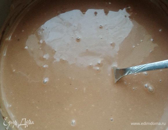 Тем временем готовим первый слой желе. Для этого смешаем сахар (можно мед), какао, сметану (можно использовать домашний несладкий йогурт). Добавляем 1/3 желатина, перемешиваем до однородности и распределяем по формочкам. Ставим их в холод для застывания (мне хватило 25-30 минут).