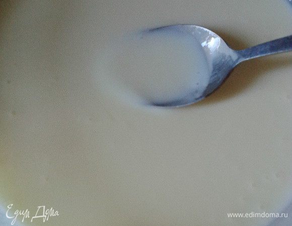 Готовим второй слой. Смешать сметану, сахар, ванилин, 1/3 желатина. Размешать до однородности, распределить по формочкам поверх первого слоя и снова в холод.