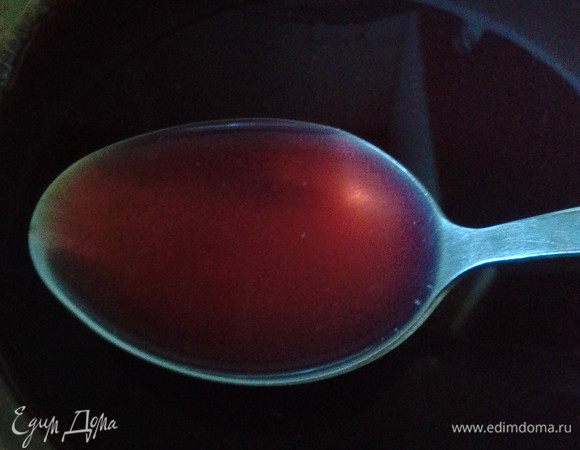 Для третьего слоя берём фруктовый сироп. У меня вишни, которые нужно прокипятить с 2 ст.ложками сахара 5 минут и откинуть на сито, а образовавшуюся жидкость остудить. Добавляем оставшуюся 1/3 желатина, перемешиваем и отправляем на застывший второй слой. Снова в холод.