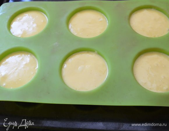 Духовку разогрейте на 85С. Разлейте сырную массу по формочкам. Выпекайте 40 минут. При выпекании масса не увеличится в объеме, а только пропечётся.
Чизкейки остудите и отправьте в морозильную камеру. На фото чизкейк уже после духовки.
