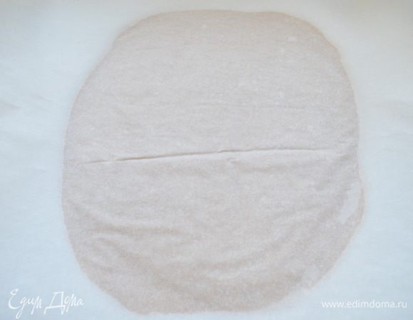  Охлажденное тесто раскатайте в прямоугольник между 2-мя листами пергаментной бумаги толщиной около 0,5см. Снова положите тесто в холодильник минимум на 3 часа. 