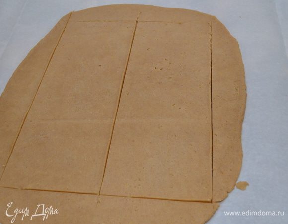   Духовку разогрейте на 160С. Вырежьте из теста 2 прямоугольника 9*23см. 
 Выпекайте тесто около 25 минут до легкого золотистого цвета. Дайте полностью остыть и лишь потом снимайте с противня и сразу кладите его на подложку, на которой вы будете собирать чизкейк. Работать с этим песочным тестом надо аккуратно, т.к. оно нежное и хрупкое.
 