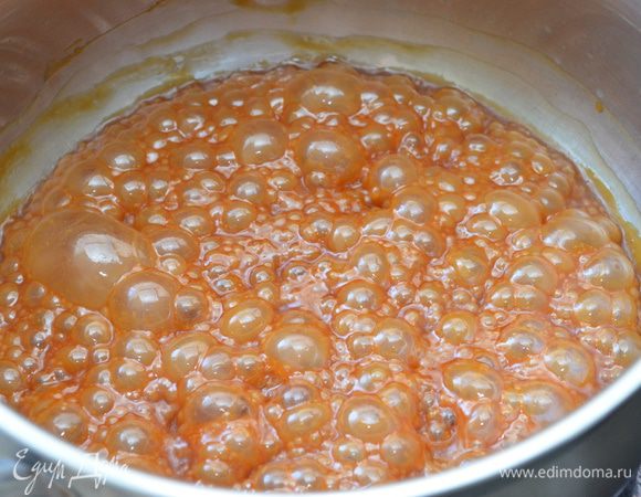  Параллельно с карамелью разогревайте сливки с мёдом. Аккуратно вылейте горячие сливки в готовую карамель и размешайте до полного объединения. снимите с огня.