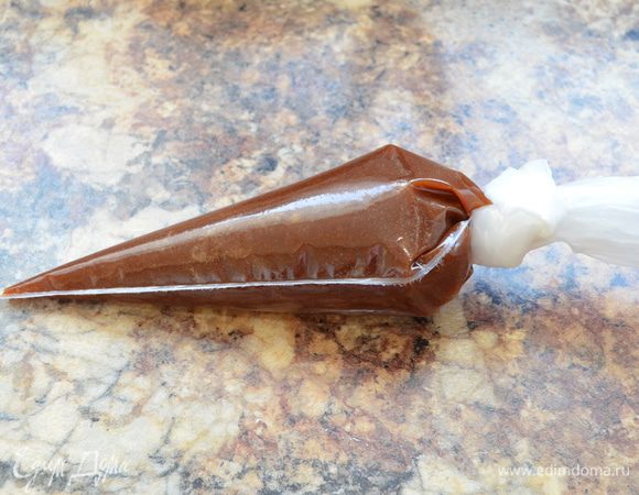  Добавьте размягченное сливочное масло и экстракт ванили. Пробейте карамель блендером. Остудите и перелейте в кондитерский мешок. Положите в холодильник.