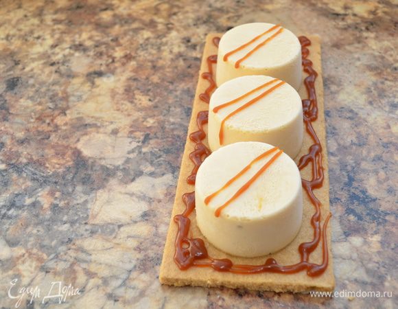  Сборка: 
На песочную основу выложите чизкейк. Нанесите рисунок из карамели на чизкейк. Также щедро (на фото не так щедро, как надо) нанесите карамель вокруг чизкейка. Выложите поверх карамели орехи.
Размораживайте чизкейк в холодильнике. BON APPETIT! 
