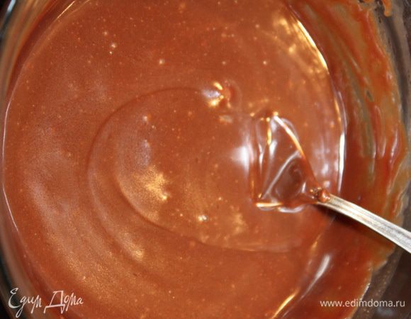 Шоколадное блюдце. Темный шоколад растапливаем на водяной бане. Молоко подогреваем, добавляем к шоколаду и перемешиваем. 