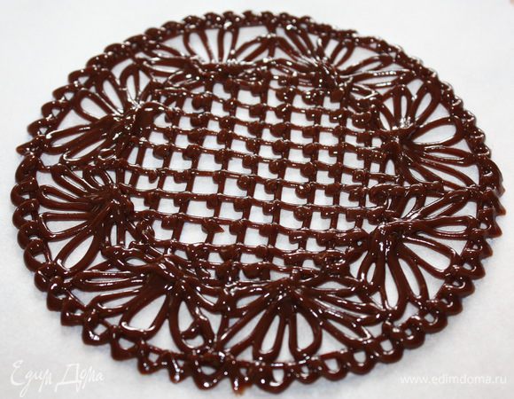 Делаем корнет из пергамента, заполняем его шоколадом и наносим рисунок по трафарету. 