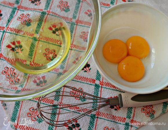 Яйца разделить на жетки и белки.