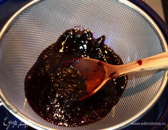 Мороженое. Чернику подогреваем с 20 граммами сахара до полного его растворения. Затем протираем чернику через дуршлаг. 