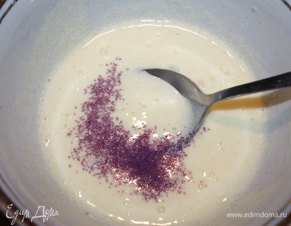 Желтки взбиваем с оставшимся сахаром добела, затем добавляем 1 чайную ложку фиалкового сахара и перемешиваем. 