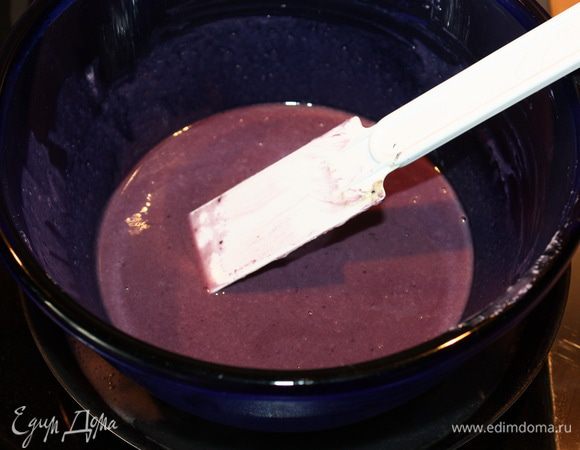 Соединяем чернику с желтками, добавляем семена ванили (1 стручок), ставим на водяную баню и варим до консистенции густой сметаны. У меня это занимает 17-20 минут. 