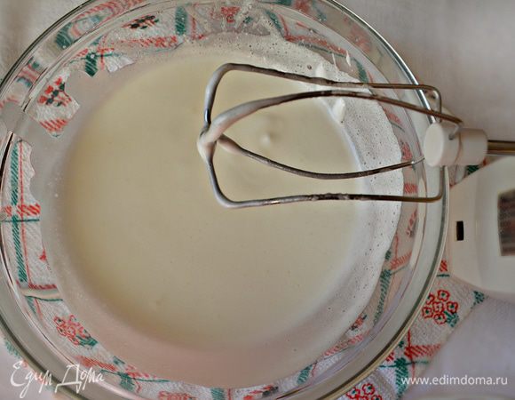 Белки взбивать с 4 ст л сахара до крепких пиков (т.е. пока они не превратятся в плотную устойчивую пену).