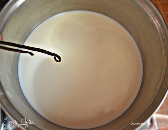 В молоко положить разрезанный пополам стручок ванили, довести до кипения в очень широкой кастрюле и опустить в него сформированные влажной ложкой «снежки». Варить буквально минуту-полторы с каждой стороны на очень слабом огне.