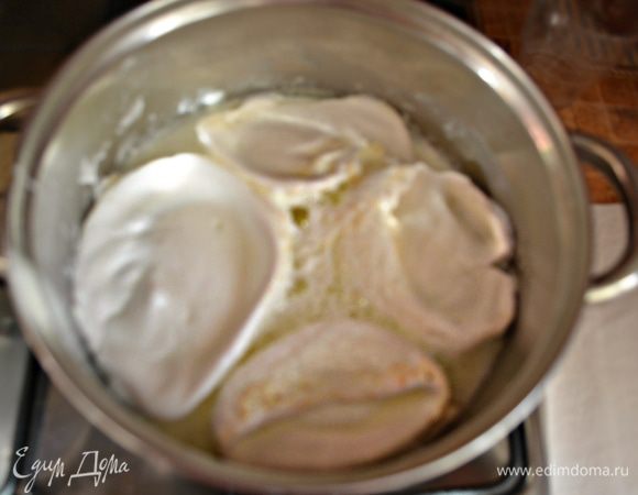 Затем вынуть «снежки» шумовкой, обсушить на бумажной салфетке и убрать в холодильник на несколько часов. При желании вместо поширования взбитые белки можно положить в кофейные чашечки или формочки для маффинов (наполнить на одну треть, не больше) и отправить на 30 секунд в микроволновку на мощности 600 Вт (лучше приготовить сначала один «снежок» и при необходимости внести коррективы -  у каждой микроволновки свой характер). В этом случае "снежки" получаются более аккуратной, круглой формы.