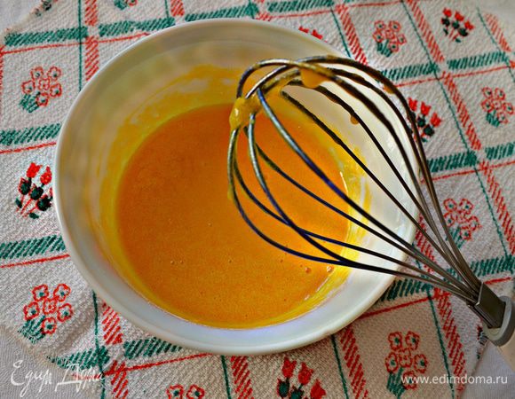 Желтки растереть до бела с сахарной пудрой, добавить муку и тщательно размешать. Не прекращая помешивать, влить кипящее молоко, в котором пашировали белки, предварительно растворив в нём 2 ст. л. сахара, потом вылить смесь обратно в кастрюлю и варить несколько минут, пока крем не загустеет, продолжая тщательно его помешивать, чтобы не было комков.
Готовый крем остудить до комнатной температуры, время от времени перемешивая, накрыть пищевой плёнкой (она должна лежать прямо на поверхности крема) и убрать в холодильник на несколько часов.